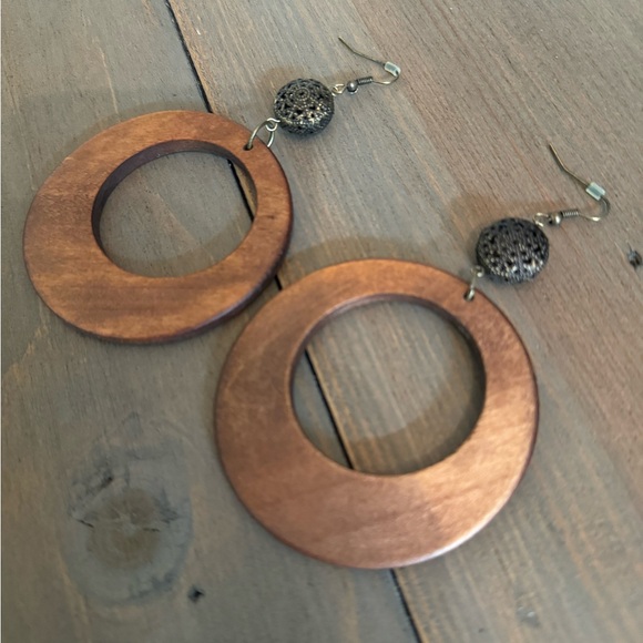 Le Chateau wooden hoop earrings - Picture 3 of 7